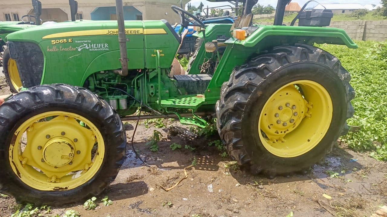 JOHN DEERE 5065E