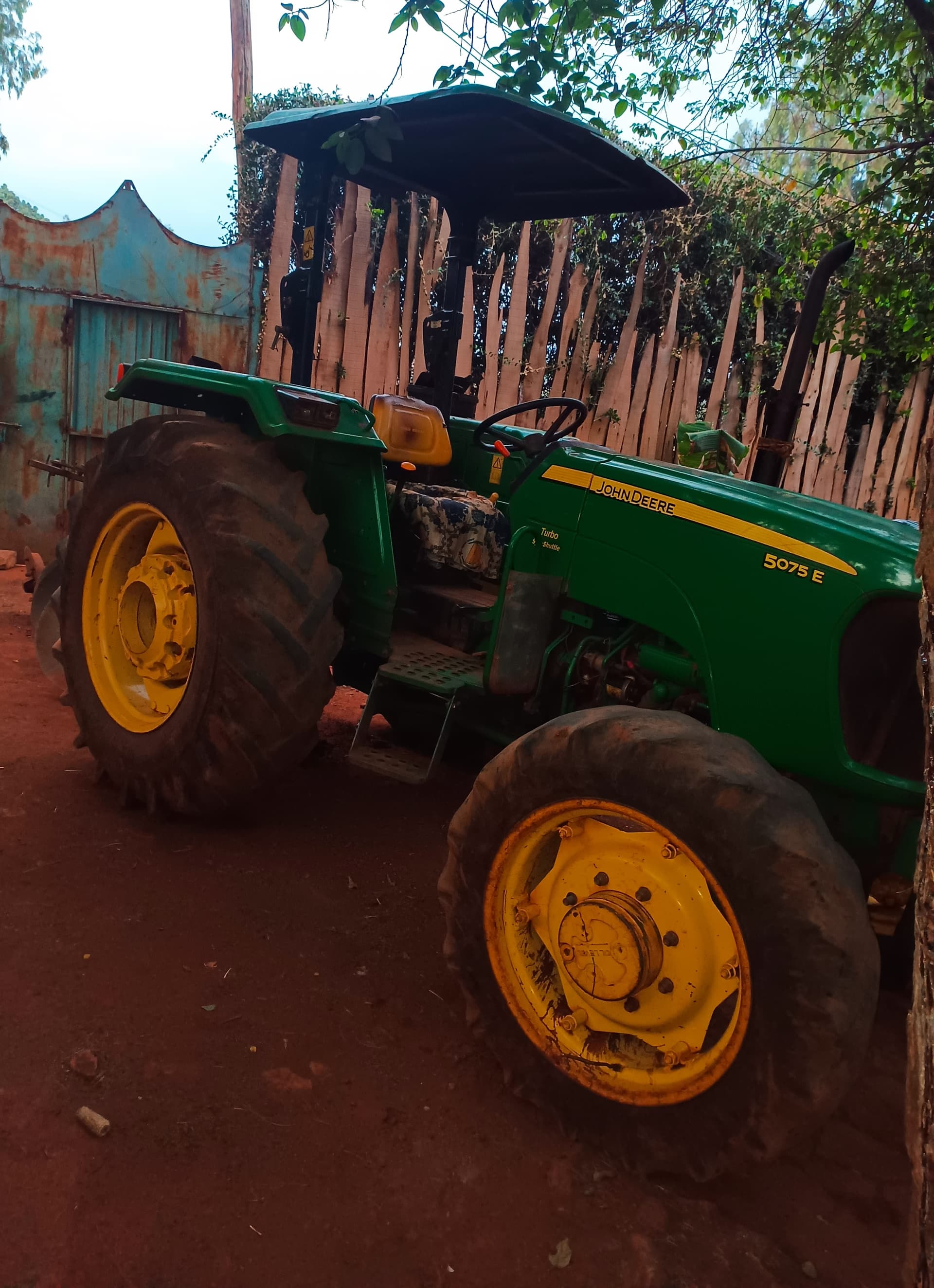 John Deere 5075E