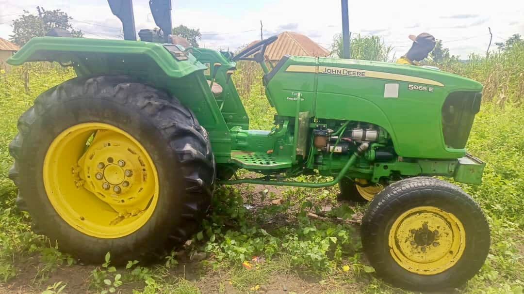 5065E JOHN DEERE